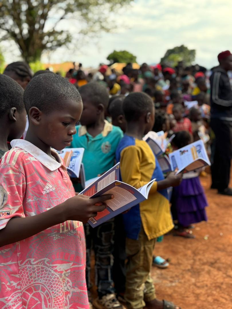 Children reading Rhapsody publications together during an earlier outreach
